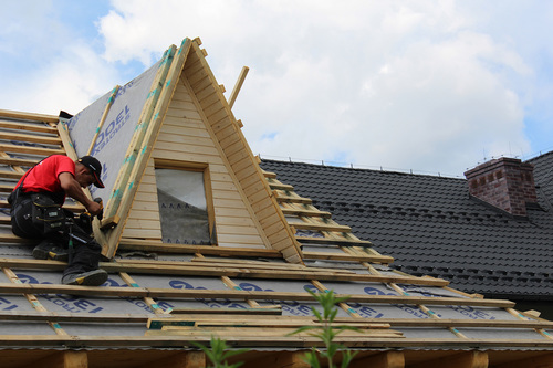 Fundamentem dachu jest więźba, budowana z drewnianych belek
